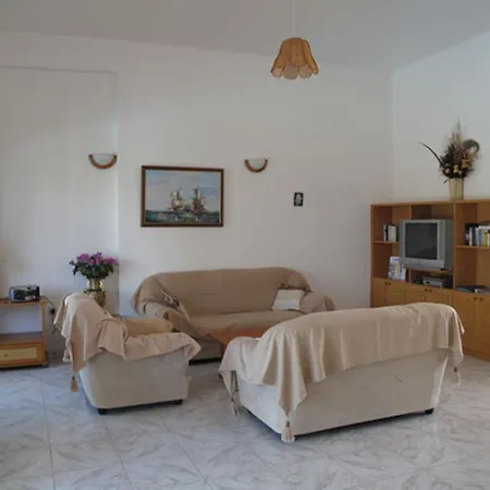 Chriseleni Latchi Πόλη