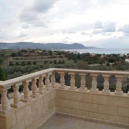 Chriseleni Latchi Πόλη