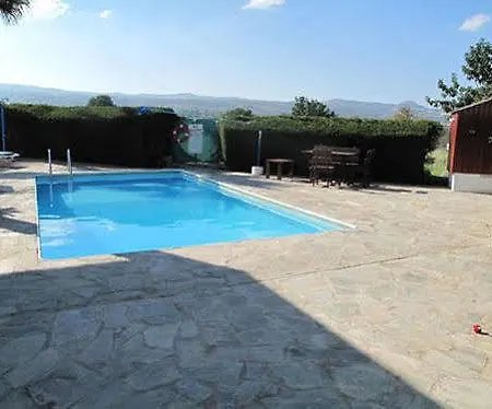 Chriseleni Latchi Πόλη