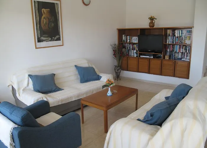 Chriseleni Latchi Polis