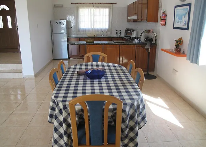 Chriseleni Latchi * Polis