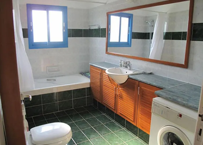 Chriseleni Latchi Polis