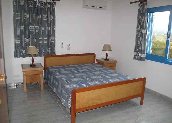 Chriseleni Latchi * Polis