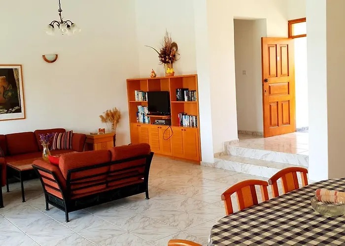 Chriseleni Latchi Villa